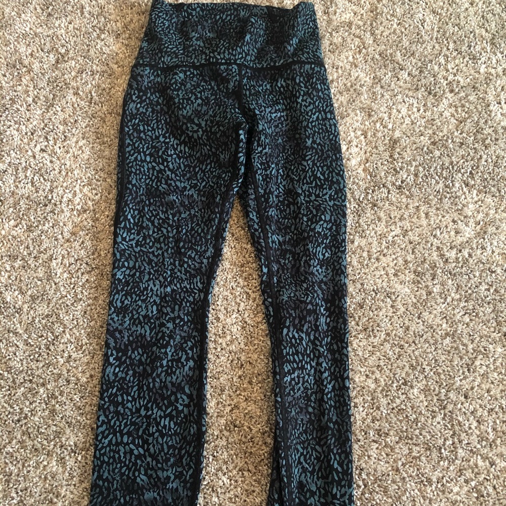 RARE BLUE AND BLACK LULULEMON LEGGINGS!! Size 4
